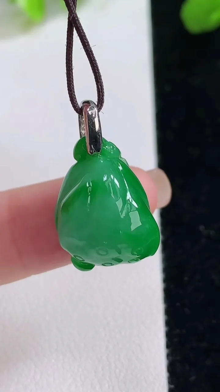 天然A货翡翠莲蓬吊坠，尺寸17.4-13-10.5，重量:4.90g
8月8日