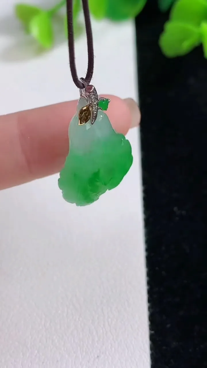 天然A货翡翠白菜吊坠，尺寸22.5-15.5-7，重量:3.97g
8月8日