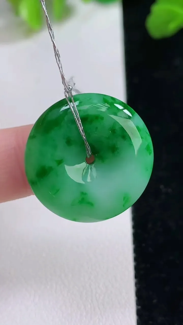 天然A货翡翠平安扣吊坠，尺寸22-5.2，重量: 5.90g
8月8日