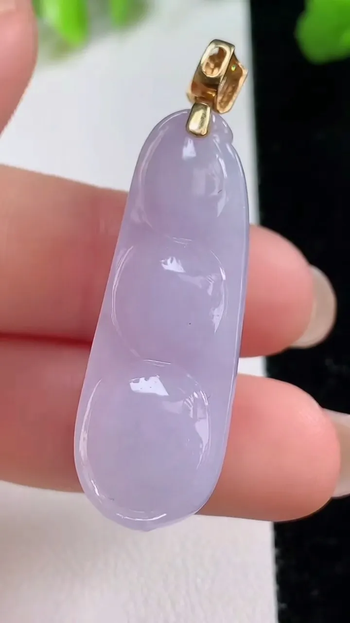 天然A货翡翠18k金紫罗兰福豆吊坠，尺寸35.4-13-11，重量:10.05g
8月8日