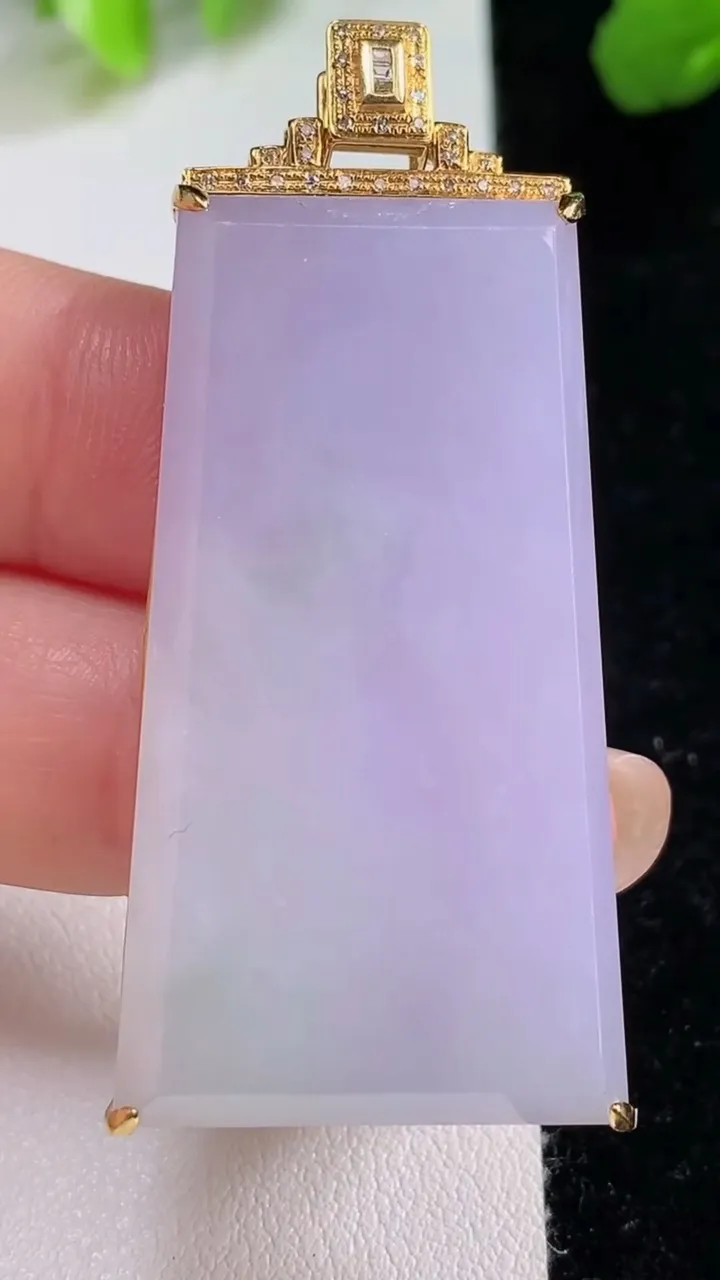 天然A货翡翠18k金紫罗兰无事牌吊坠，尺寸50.6-42.7-23-7.2，重量:18.79g
8月