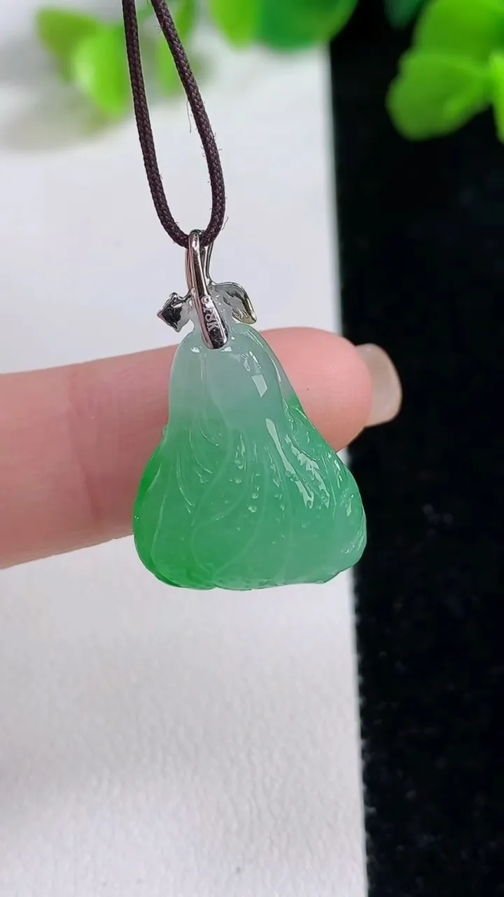 天然A货翡翠白菜吊坠，尺寸22.5-15.5-7，重量:3.97g
8月8日
