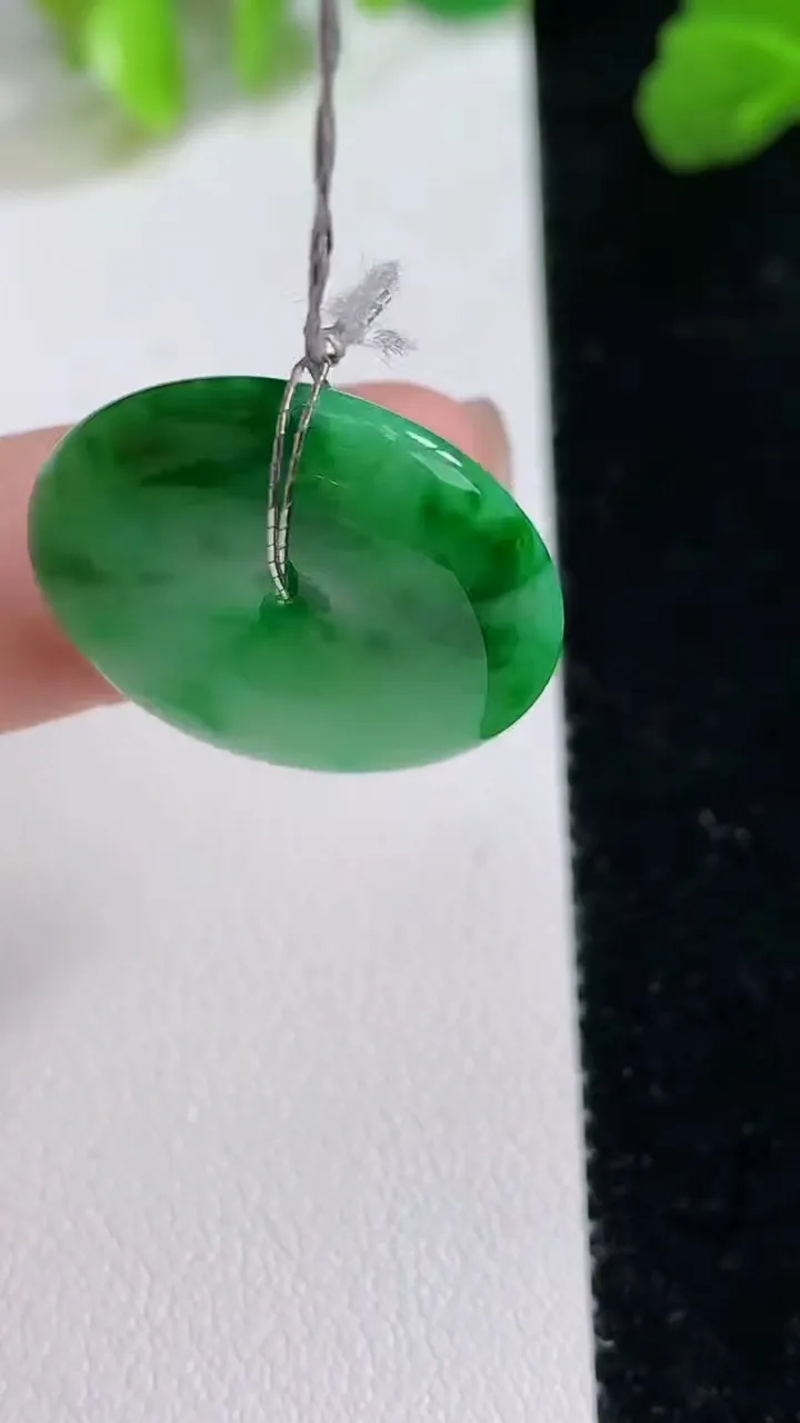 天然A货翡翠平安扣吊坠，尺寸22-5.2，重量: 5.90g
8月8日