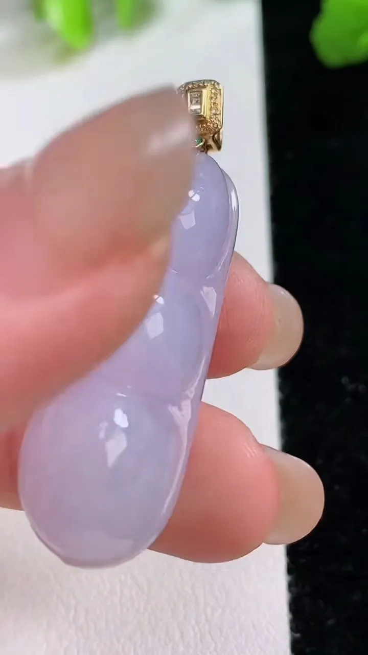 天然A货翡翠18k金紫罗兰福豆吊坠，尺寸35.4-13-11，重量:10.05g
8月8日