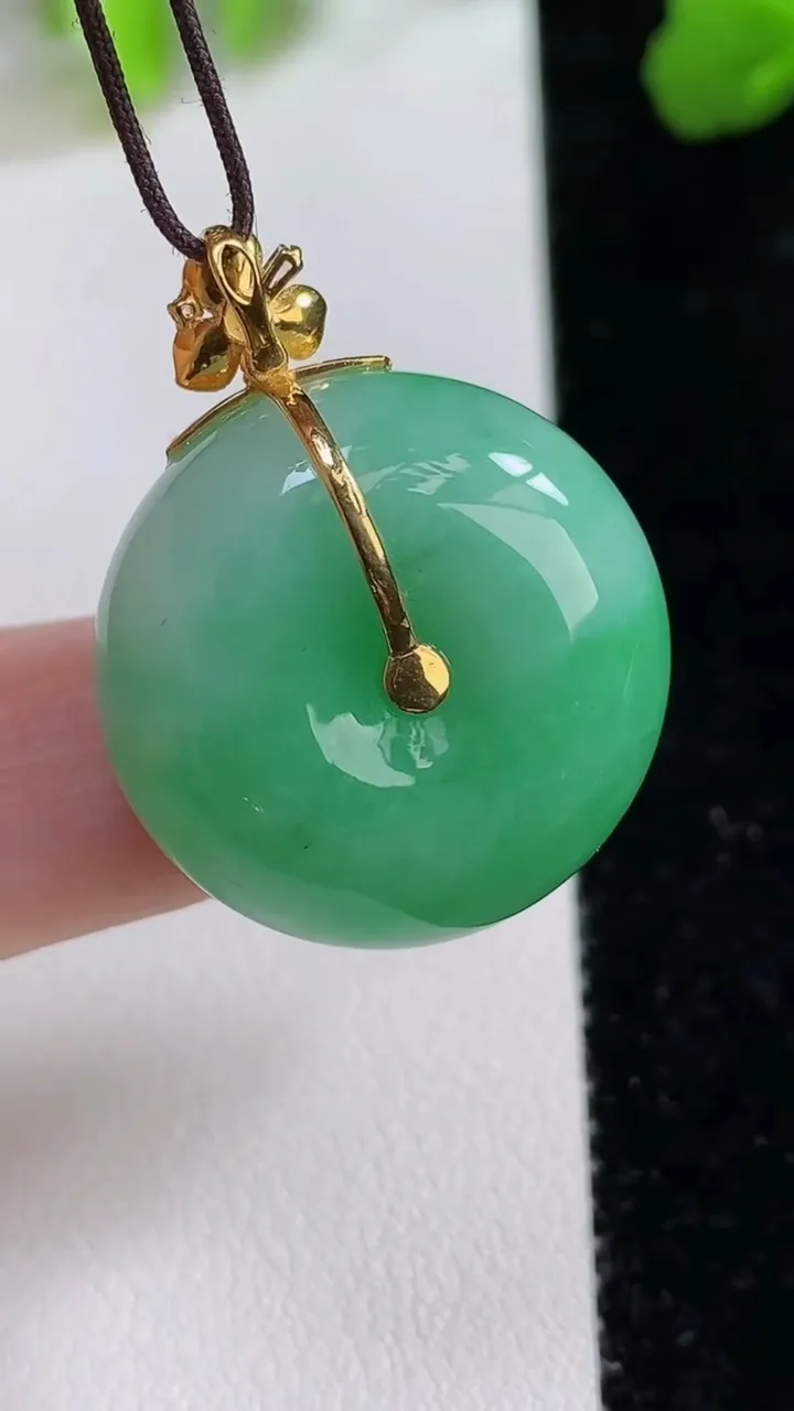 天然A货翡翠平安扣吊坠，尺寸23-12.5，重量:14.74g
8月8日
