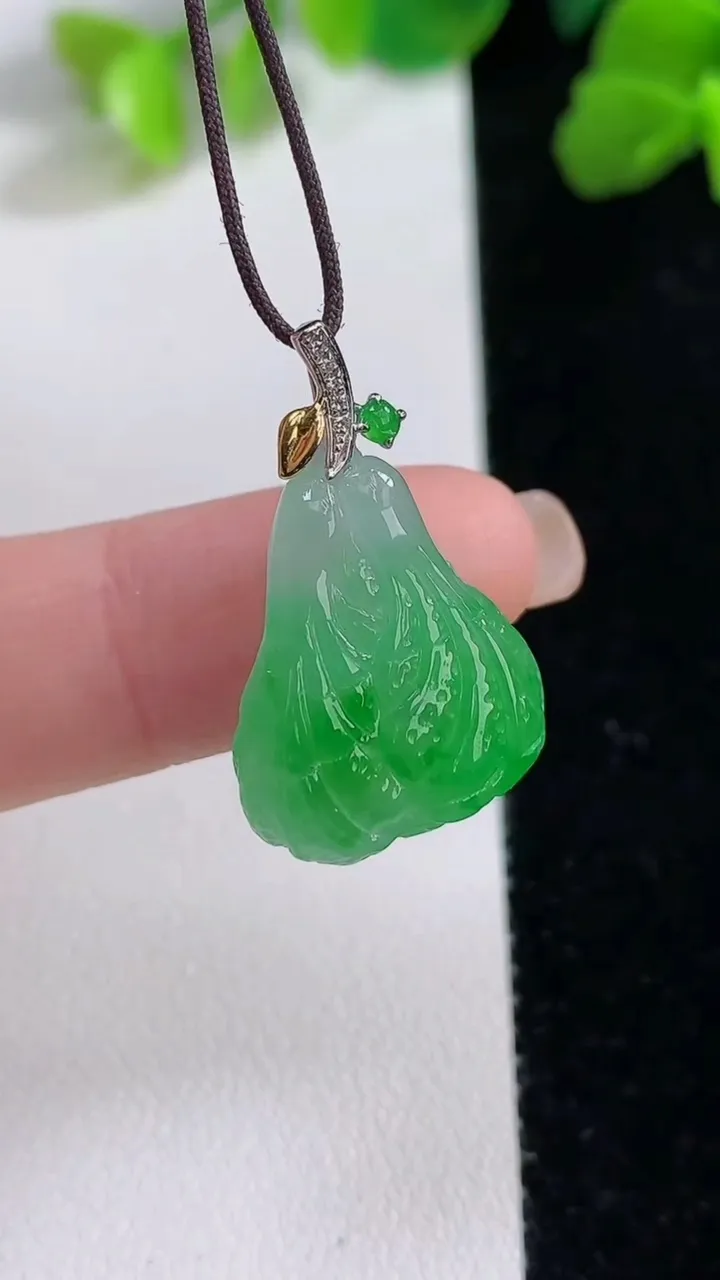 天然A货翡翠白菜吊坠，尺寸22.5-15.5-7，重量:3.97g
8月8日