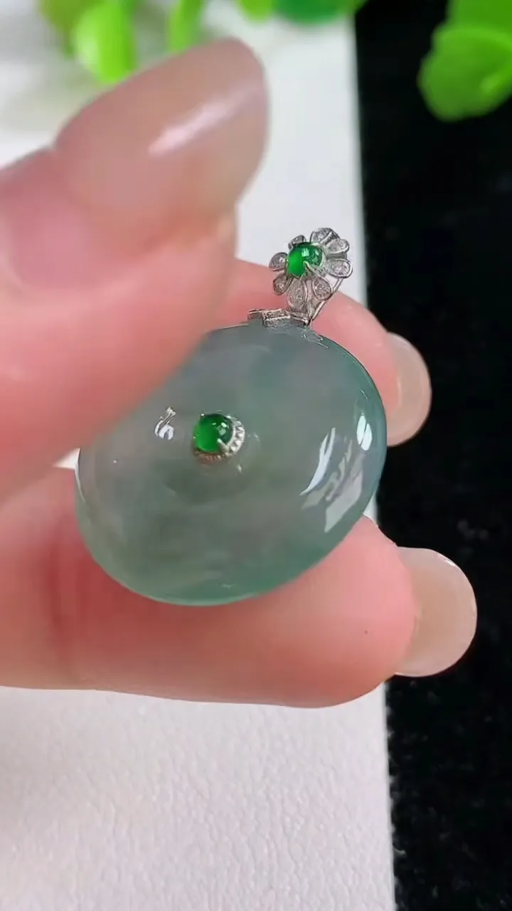 天然A货翡翠种飘花平安扣吊坠，尺寸20.7-6.2，重量:5.34g
8月8日