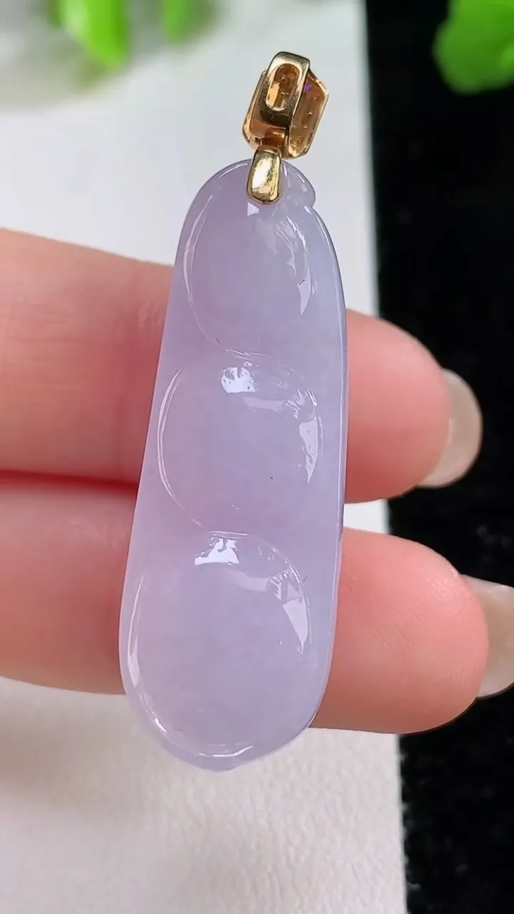 天然A货翡翠18k金紫罗兰福豆吊坠，尺寸35.4-13-11，重量:10.05g
8月8日