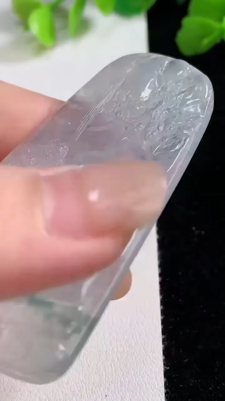 天然A货翡翠冰种飘花山水大日如来吊坠，尺寸62.6-38-4.7，重量:24.32g
8月8日