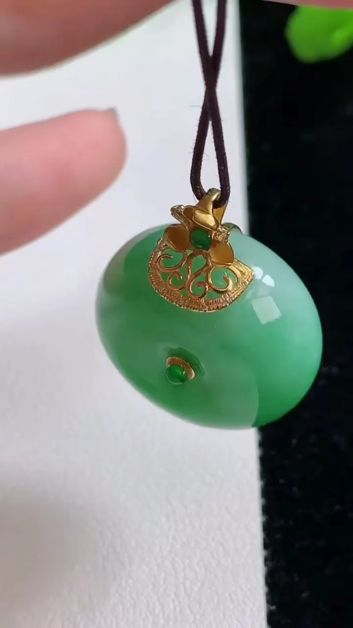 天然A货翡翠平安扣吊坠，尺寸23-12.5，重量:14.74g
8月8日