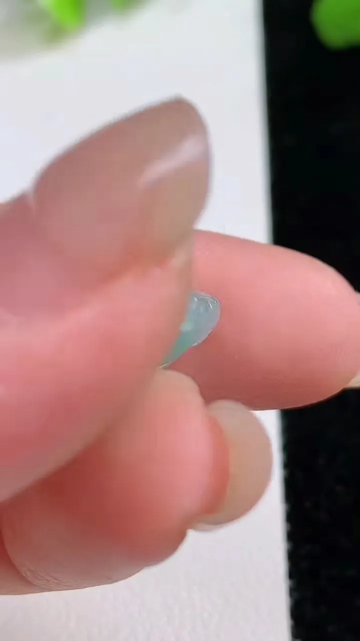 天然A货翡翠生肖马吊坠，尺寸12.8-19-6，重量:2.72g
8月8日