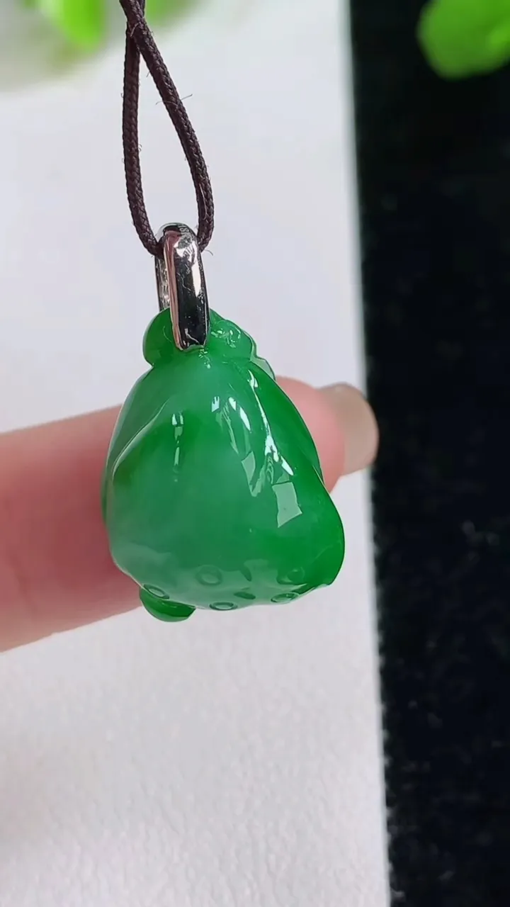 天然A货翡翠莲蓬吊坠，尺寸17.4-13-10.5，重量:4.90g
8月8日