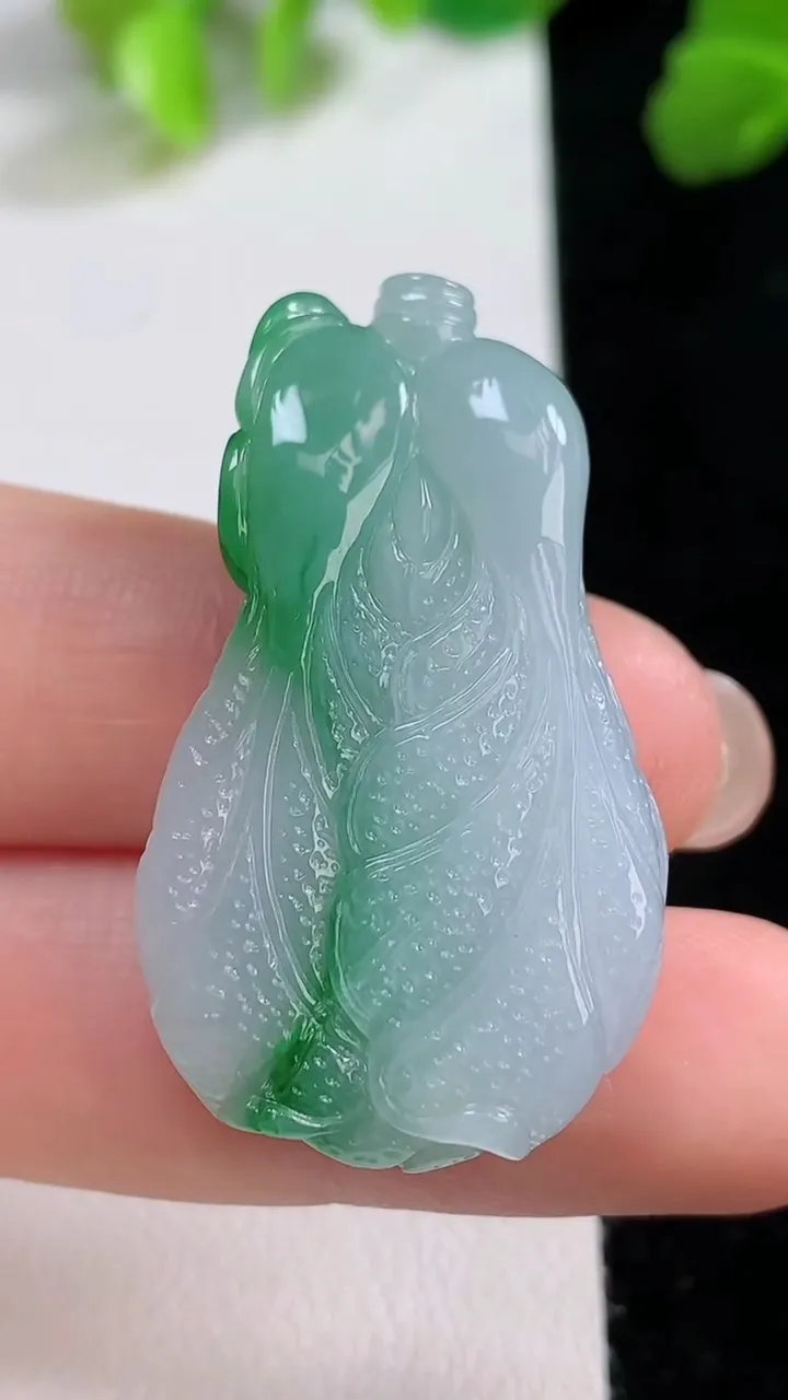 天然A货翡翠白菜吊坠，尺寸37.4-20.4-7.7，重量:11.57g
8月8日