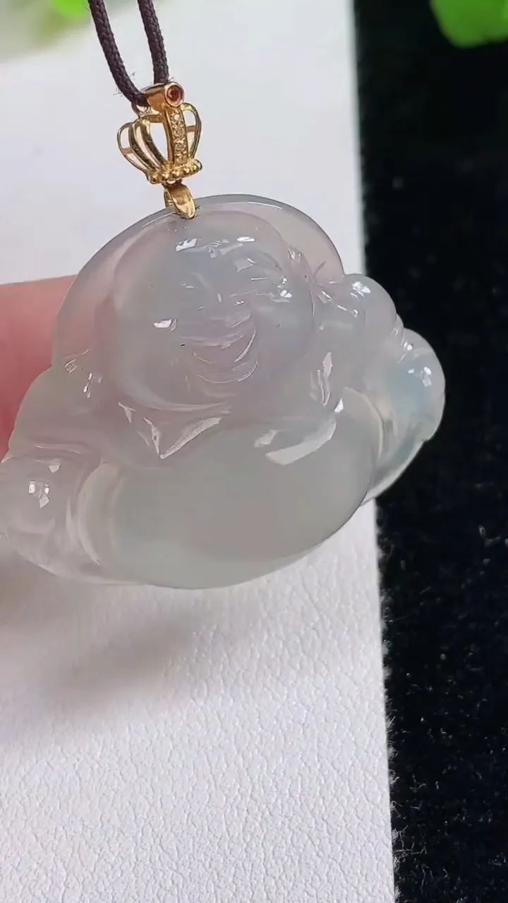 天然A货翡翠种白冰佛公吊坠，尺寸28.8-32.6-6.2，重量:8.56g
8月8日