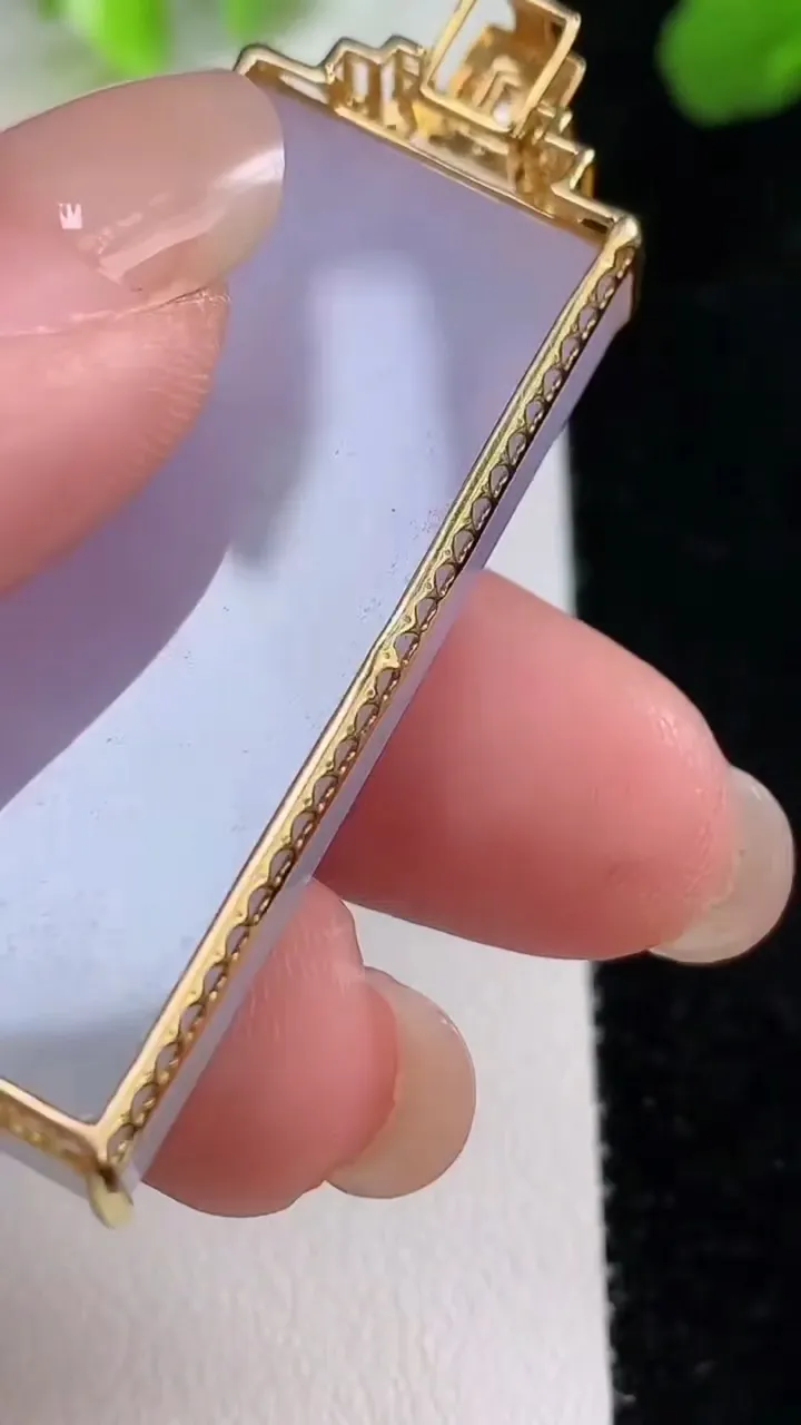 天然A货翡翠18k金紫罗兰无事牌吊坠，尺寸50.6-42.7-23-7.2，重量:18.79g
8月8日