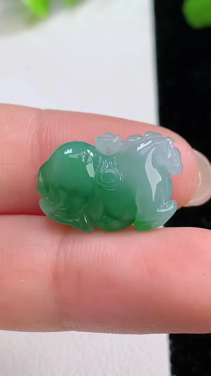 天然A货翡翠生肖马吊坠，尺寸12.8-19-6，重量:2.72g
8月8日
