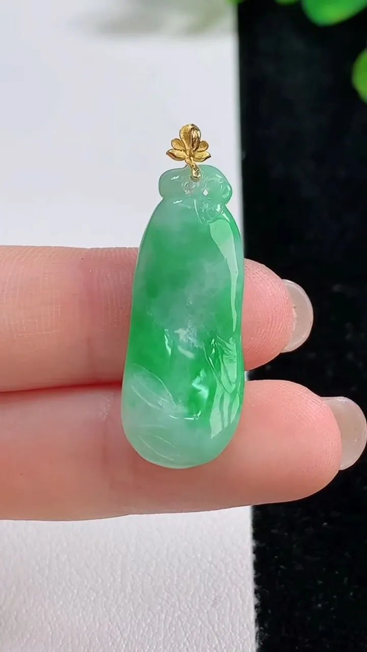 天然A货翡翠福瓜吊坠，尺寸31-12.6-4.7，重量:4.26g
8月9日