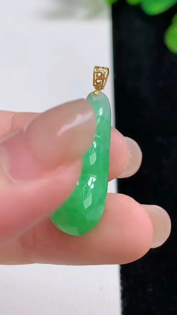 天然A货翡翠福豆吊坠，尺寸26.3-11-6.3，重量:3.47g
8月9日