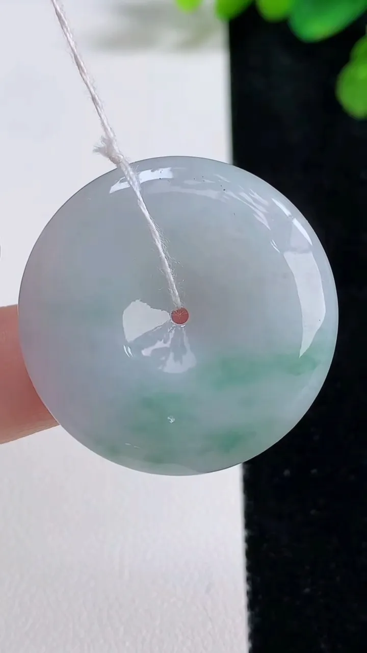 天然A货翡翠飘花平安扣吊坠，尺寸32.6-5.7，重量:13.08g
8月9日