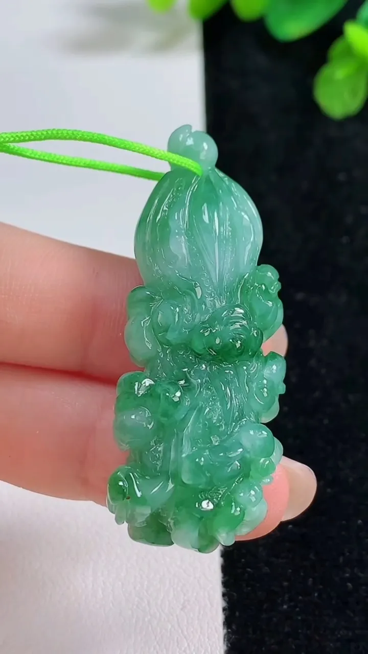 天然A货翡翠白菜吊坠，尺寸48.5-19.5-12，重量:17.12g
8月9日