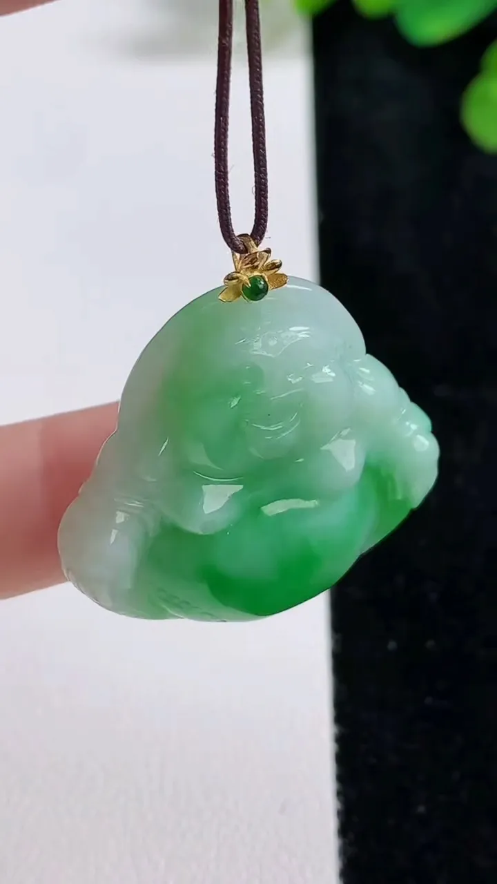 天然A货翡翠佛公吊坠，尺寸29.3-31.8-6.4，重量:10.12g
8月9日