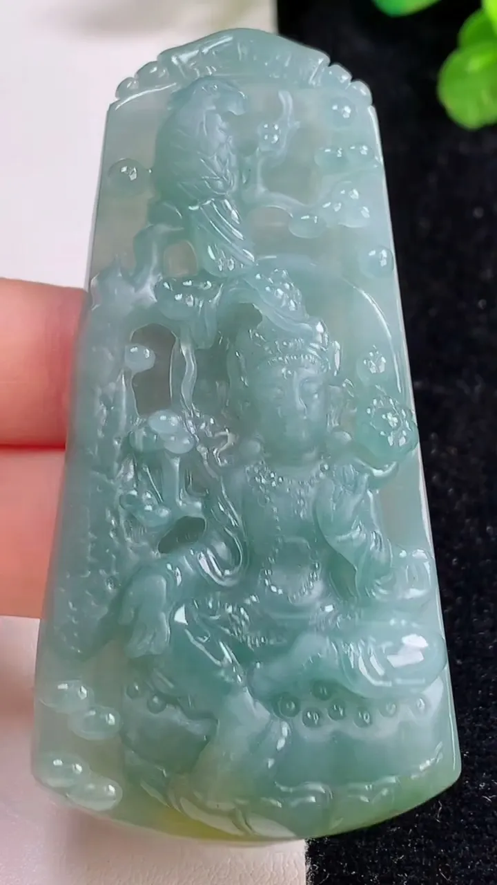 天然A货翡翠蓝水双彩大势至观音菩萨吊坠，尺寸73.5-37-8.1，重:32.33g
8月9日