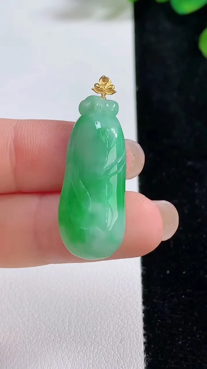 天然A货翡翠福瓜吊坠，尺寸31-12.6-4.7，重量:4.26g
8月9日