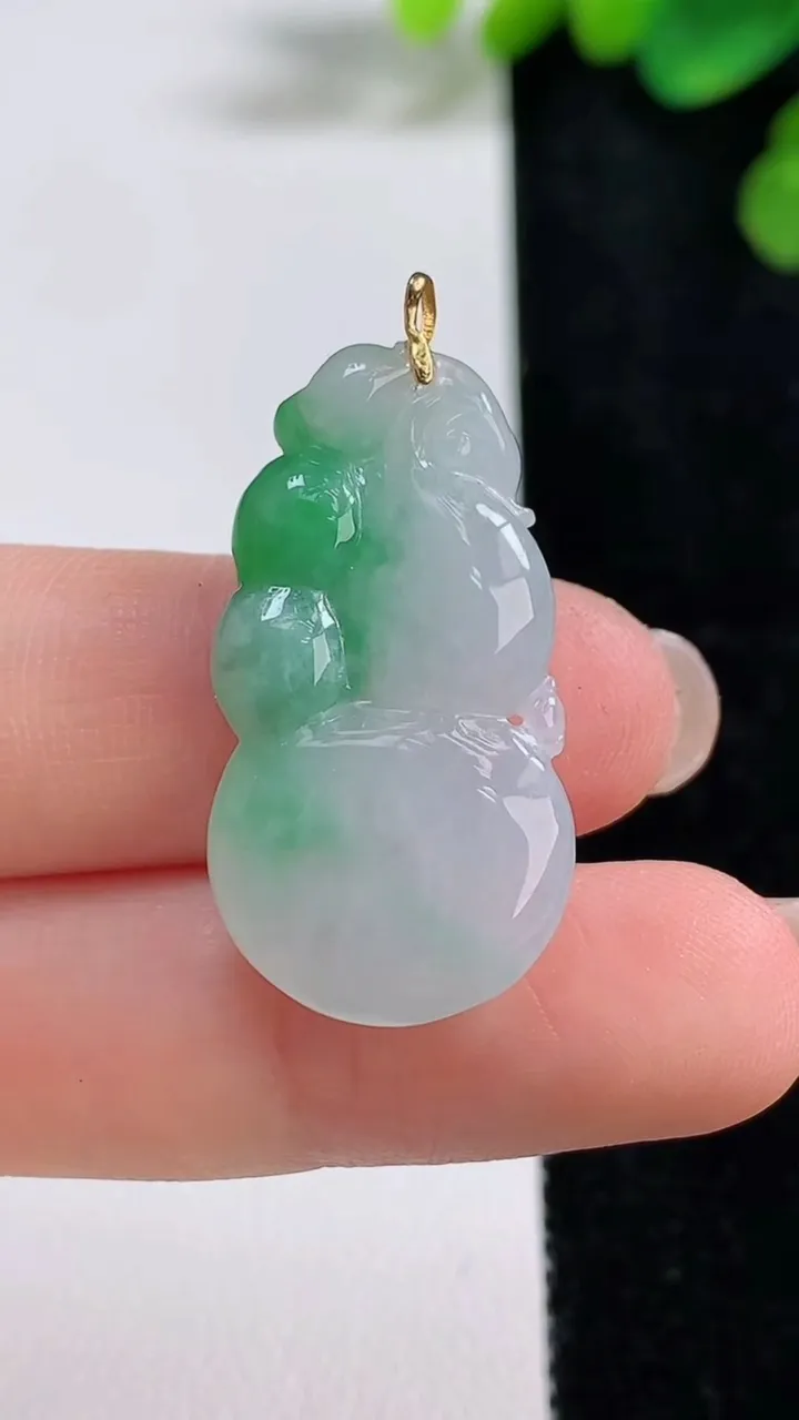 天然A货翡翠葫芦吊坠，尺寸30.8-16.4-5，重量:5.38g
8月9日