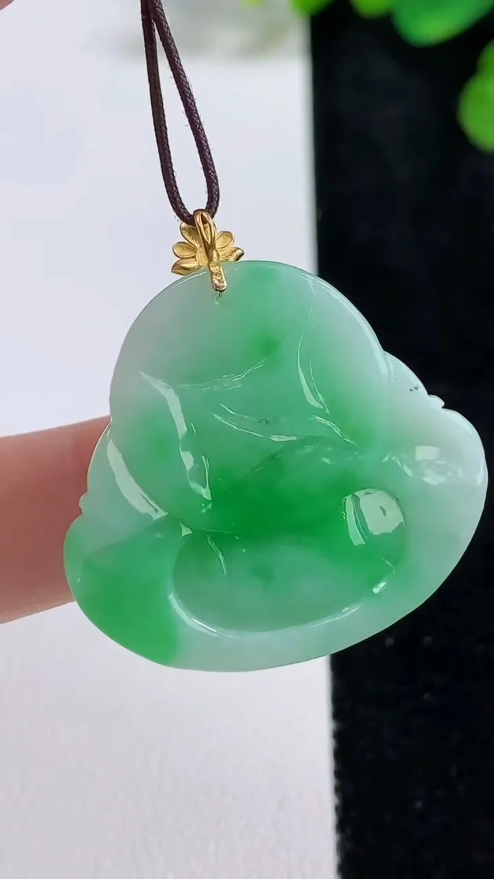 天然A货翡翠佛公吊坠，尺寸29.3-31.8-6.4，重量:10.12g
8月9日
