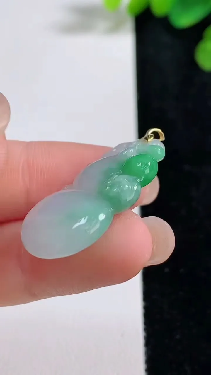 天然A货翡翠葫芦吊坠，尺寸30.8-16.4-5，重量:5.38g
8月9日