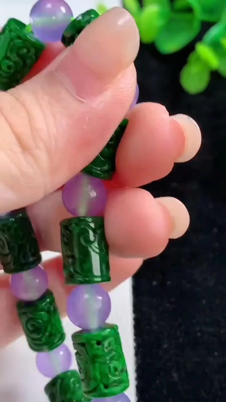 天然A货翡翠雕花路路通手串，尺寸12-8.6，重:27.19g8月9日
工厂直销收藏佳品,种好水足，色泽均匀，有种有色，上手高大气！