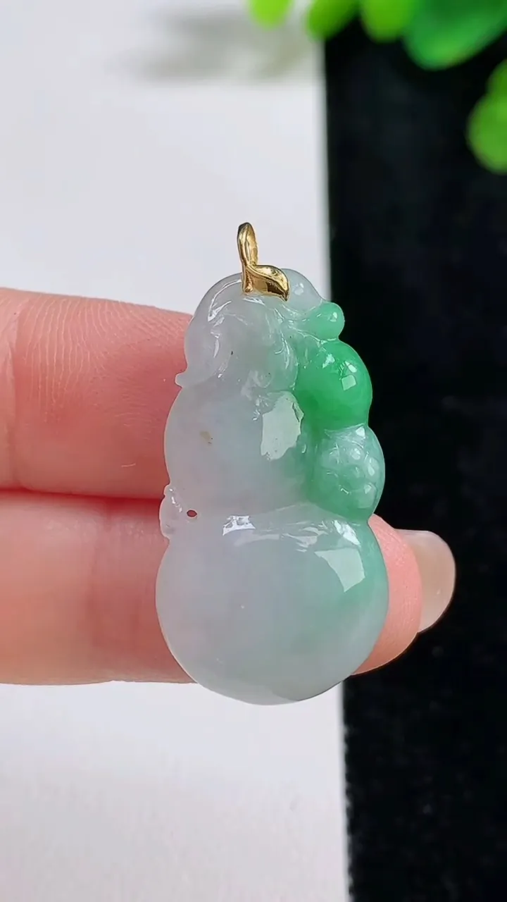 天然A货翡翠葫芦吊坠，尺寸30.8-16.4-5，重量:5.38g
8月9日