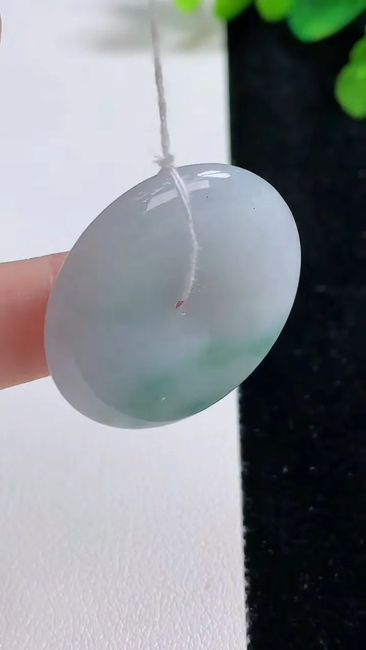 天然A货翡翠飘花平安扣吊坠，尺寸32.6-5.7，重量:13.08g
8月9日