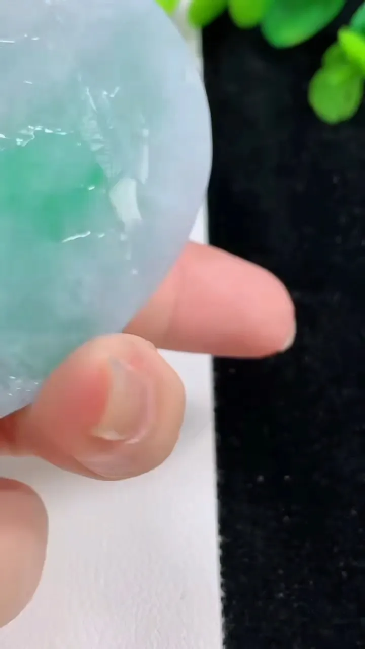 天然A货翡翠山水牌吊坠，尺寸66.3-45.8-10.2，重:62.55g
8月9日
