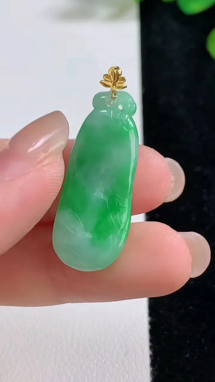 天然A货翡翠福瓜吊坠，尺寸31-12.6-4.7，重量:4.26g
8月9日