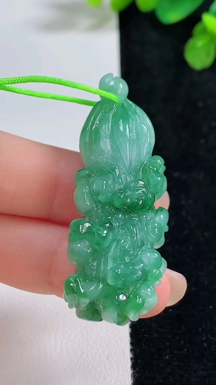 天然A货翡翠白菜吊坠，尺寸48.5-19.5-12，重量:17.12g
8月9日