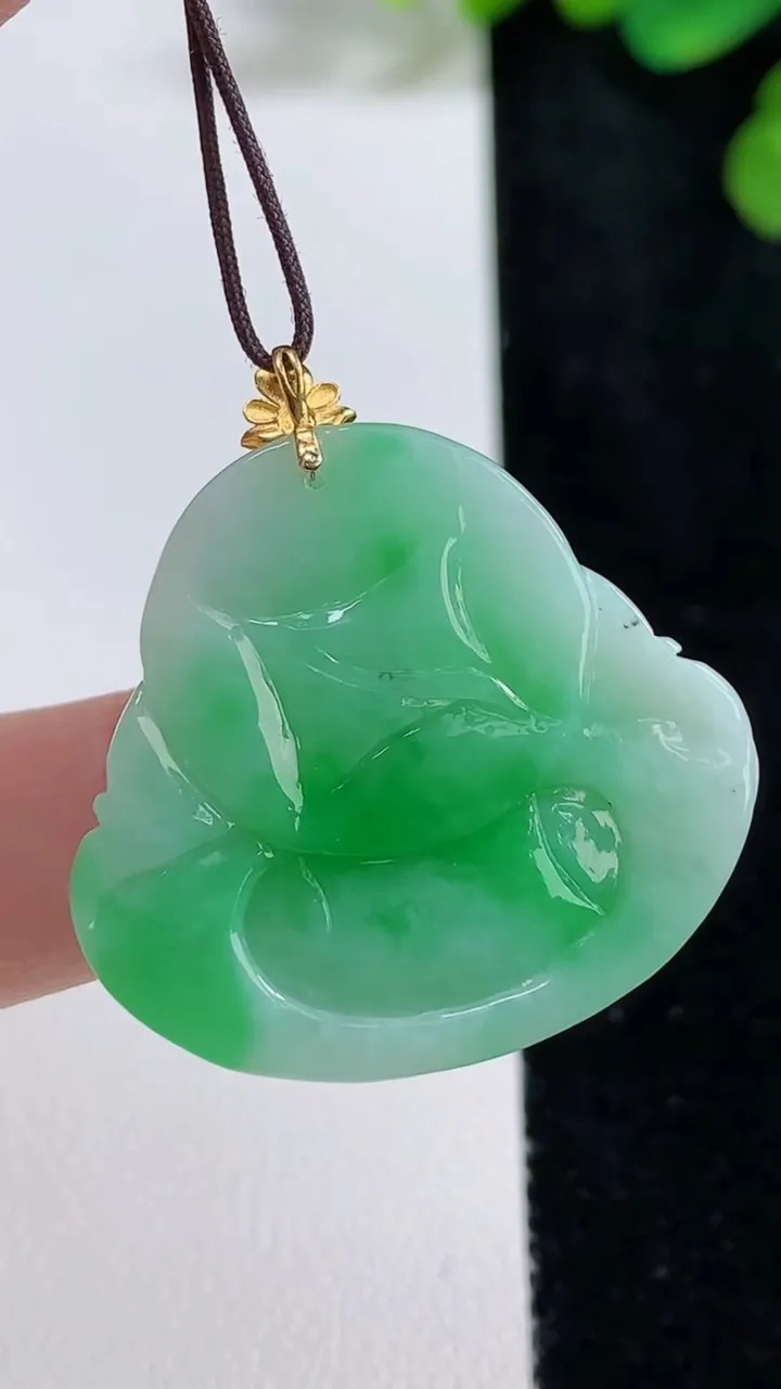 天然A货翡翠佛公吊坠，尺寸29.3-31.8-6.4，重量:10.12g
8月9日
