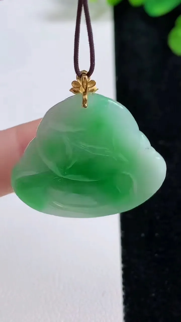 天然A货翡翠佛公吊坠，尺寸29.3-31.8-6.4，重量:10.12g
8月9日