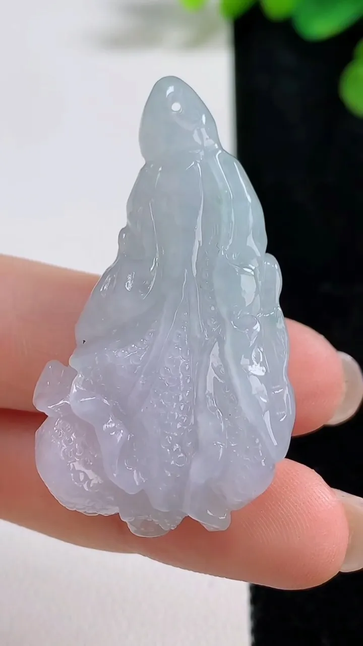 天然A货翡翠白菜吊坠，尺寸44-24.2-12.2，重量:18.81g
8月9日