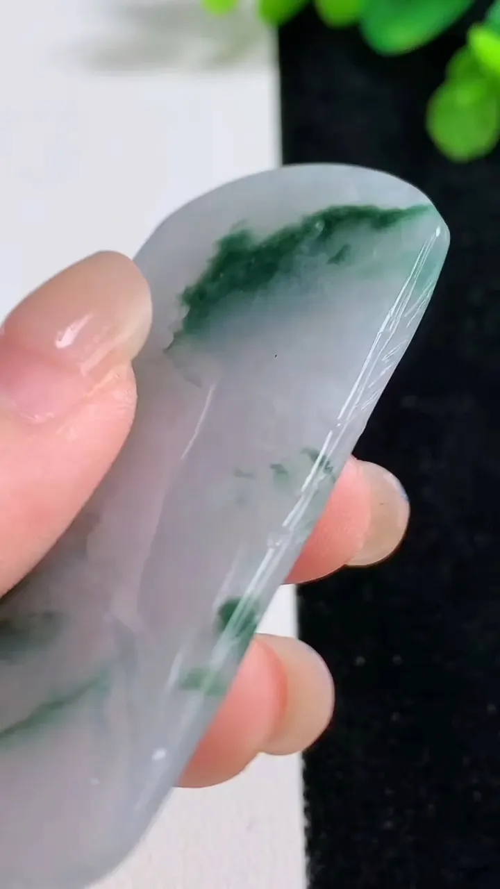 天然A货翡翠牌吊坠，尺寸63-34-6，重:33.85g
8月9日