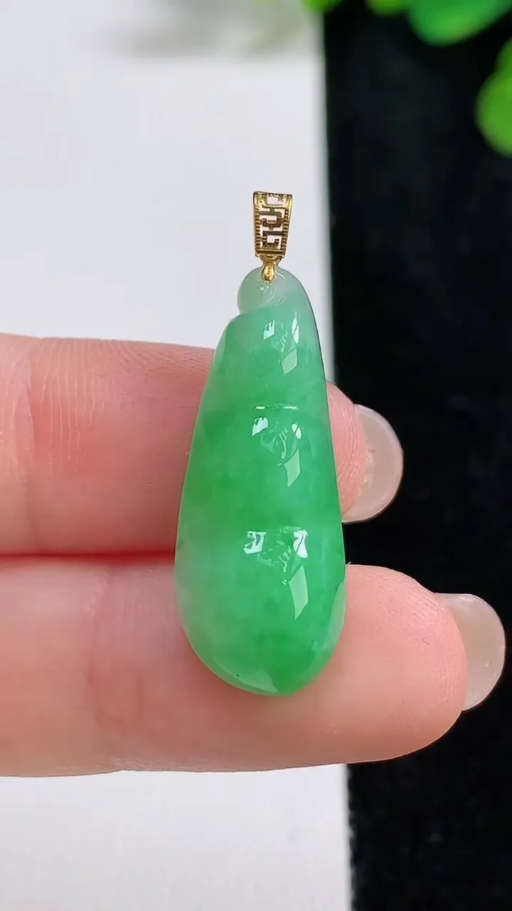 天然A货翡翠福豆吊坠，尺寸26.3-11-6.3，重量:3.47g
8月9日