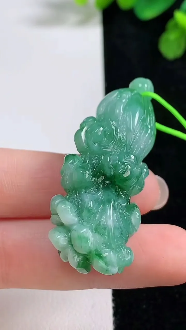 天然A货翡翠白菜吊坠，尺寸48.5-19.5-12，重量:17.12g
8月9日