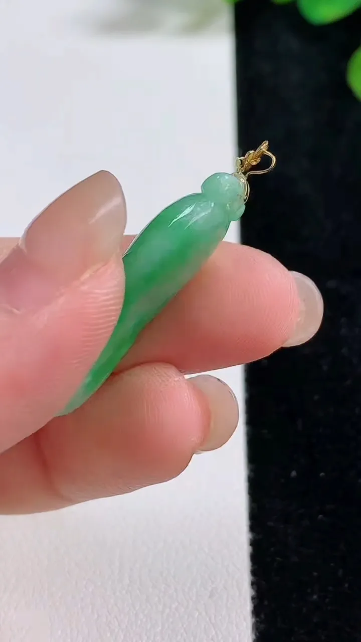 天然A货翡翠福瓜吊坠，尺寸31-12.6-4.7，重量:4.26g
8月9日