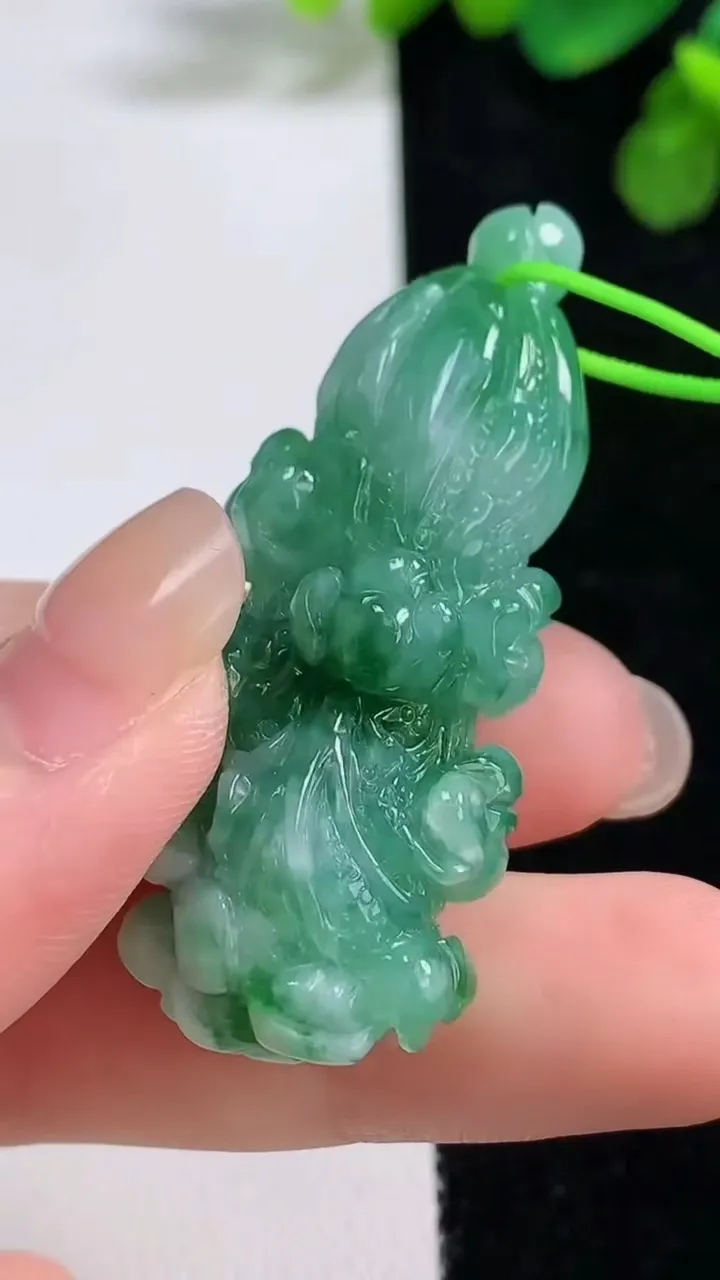 天然A货翡翠白菜吊坠，尺寸48.5-19.5-12，重量:17.12g
8月9日