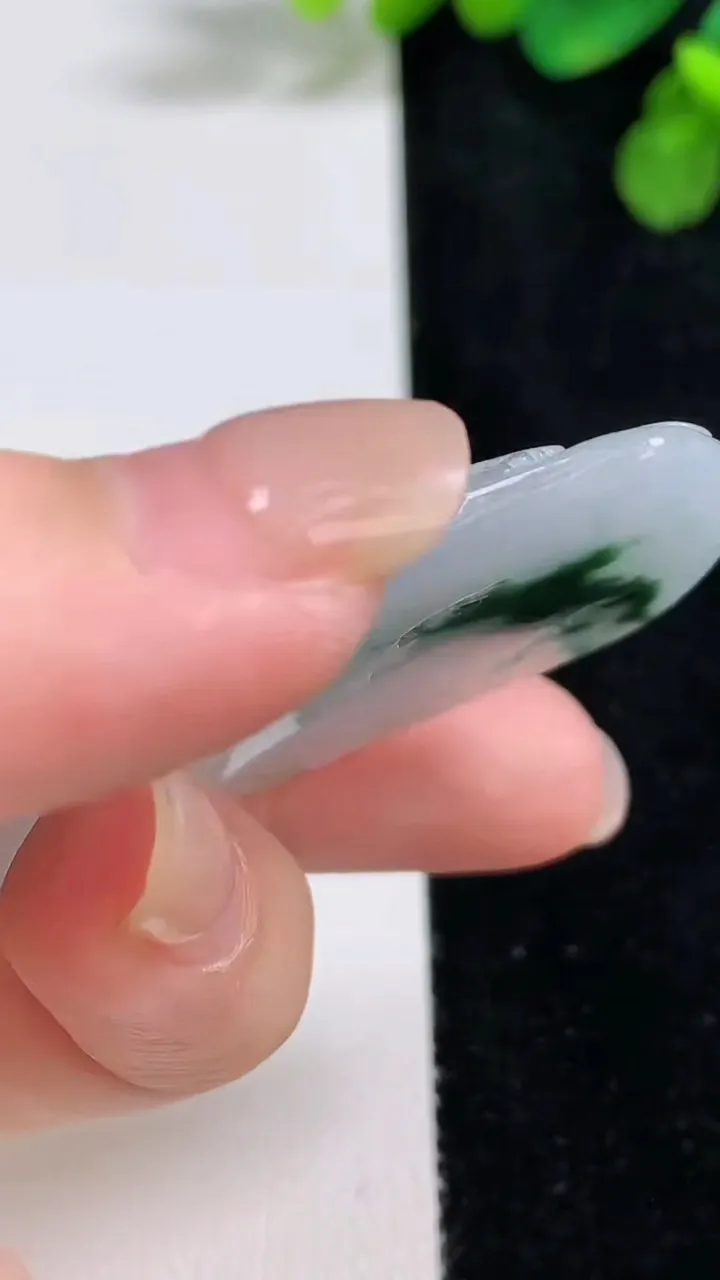 天然A货翡翠牌吊坠，尺寸63-34-6，重:33.85g
8月9日