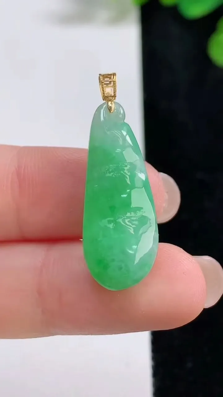 天然A货翡翠福豆吊坠，尺寸26.3-11-6.3，重量:3.47g
8月9日