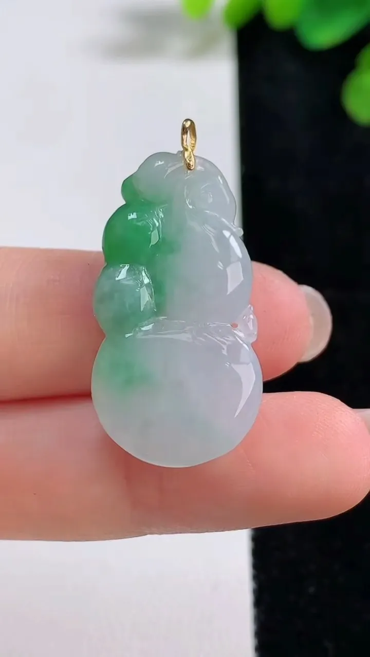 天然A货翡翠葫芦吊坠，尺寸30.8-16.4-5，重量:5.38g
8月9日