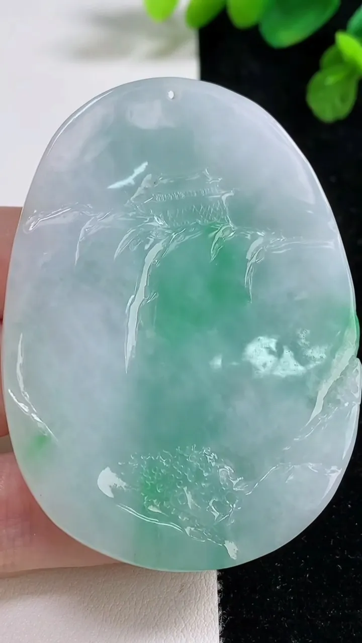 天然A货翡翠山水牌吊坠，尺寸66.3-45.8-10.2，重:62.55g
8月9日