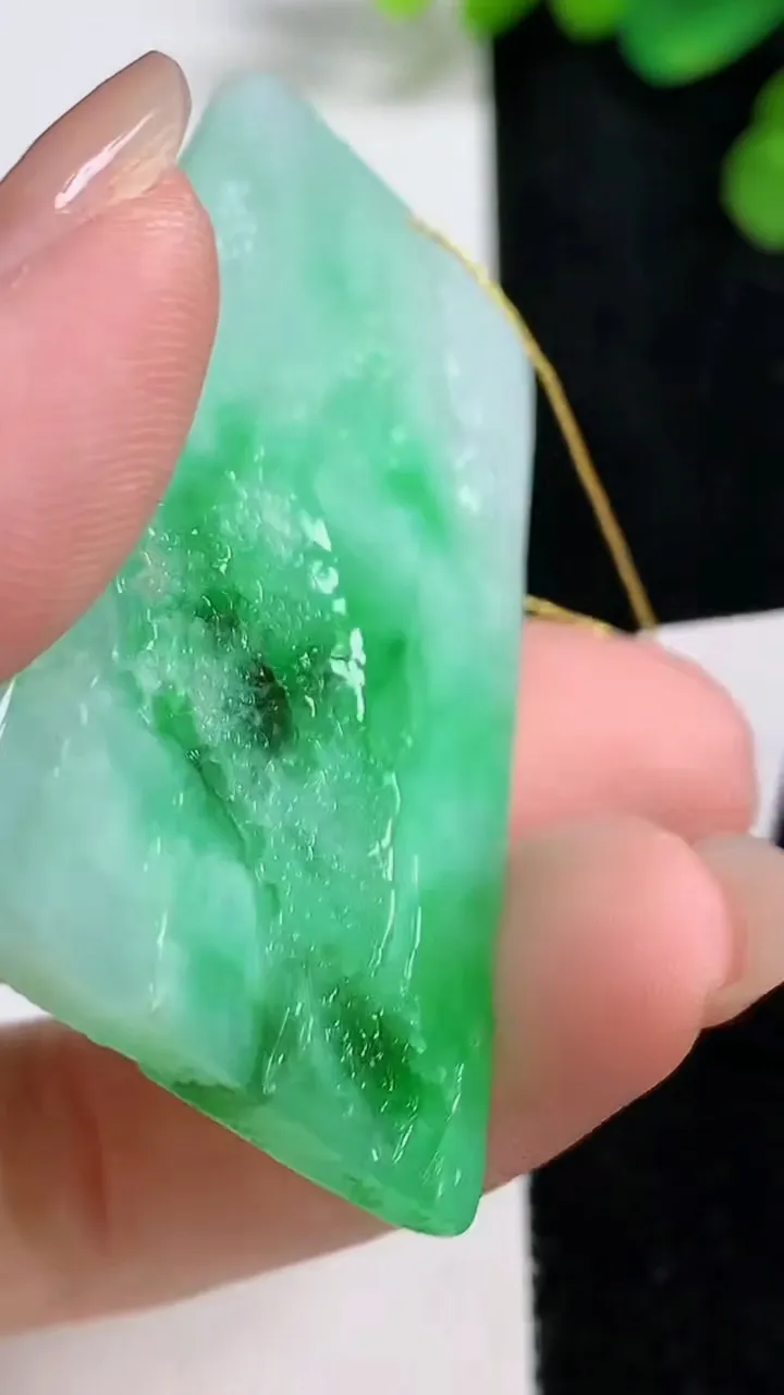 天然A货翡翠山水牌吊坠，尺寸53-38.2-4.3，重量:18.30g
8月10日