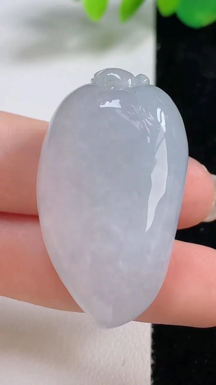 天然A货翡翠冰种福瓜吊坠，尺寸38-23-14，重量:26.06g
8月10日